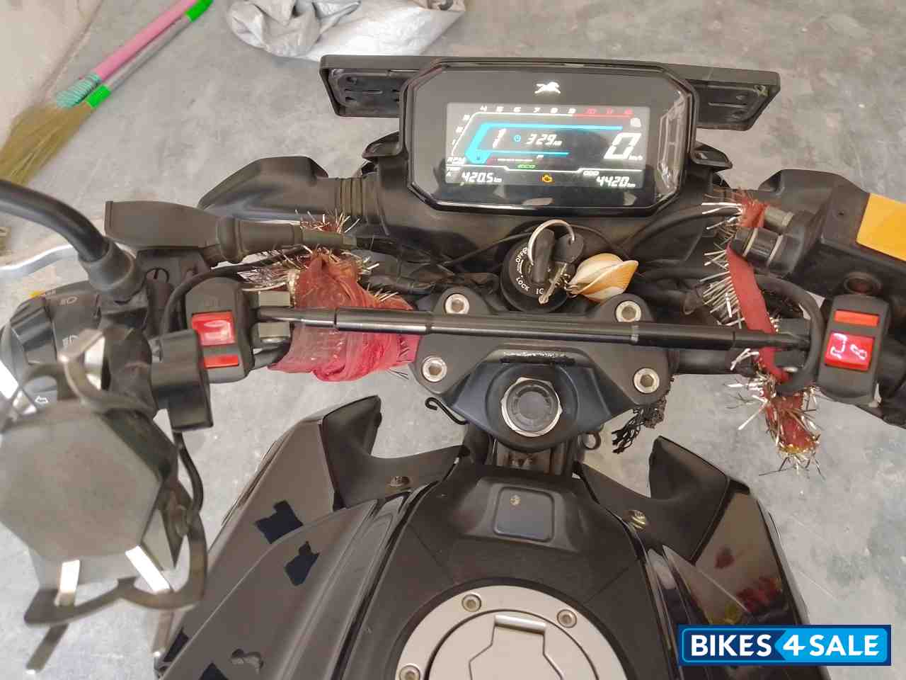 Black TVS Raider 125