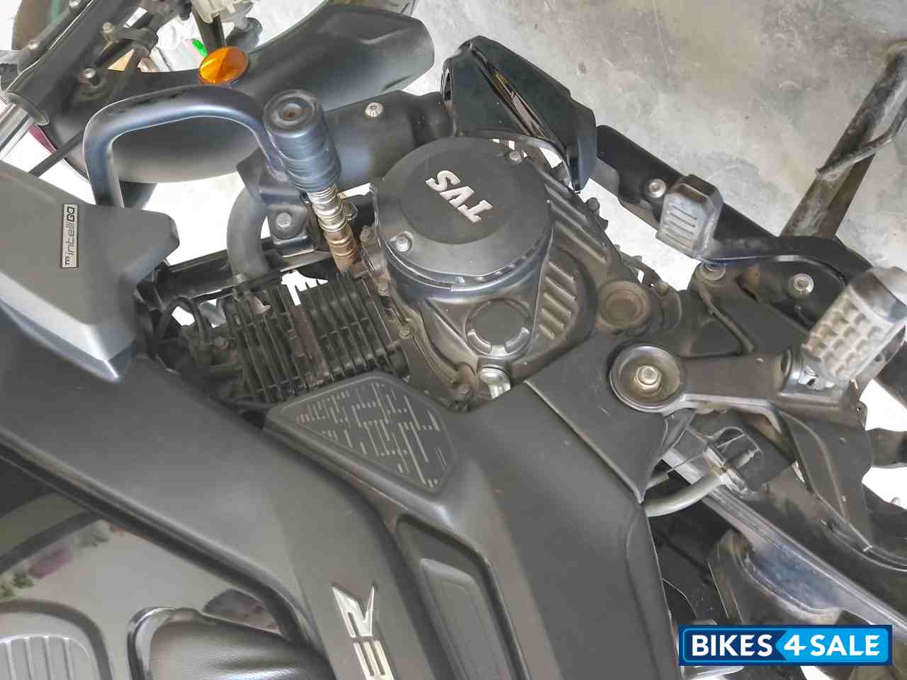 Black TVS Raider 125