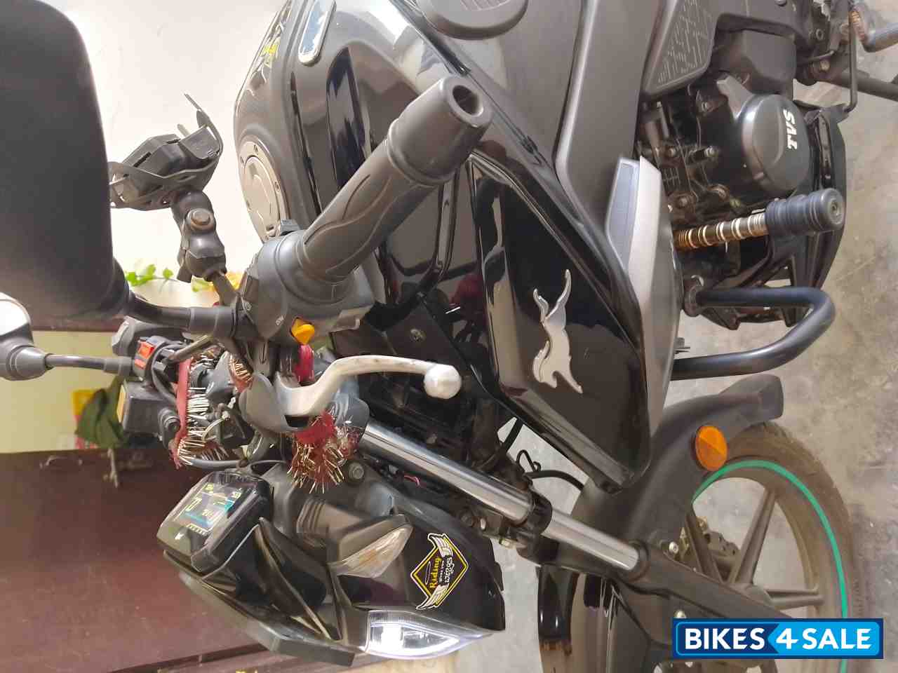 Black TVS Raider 125