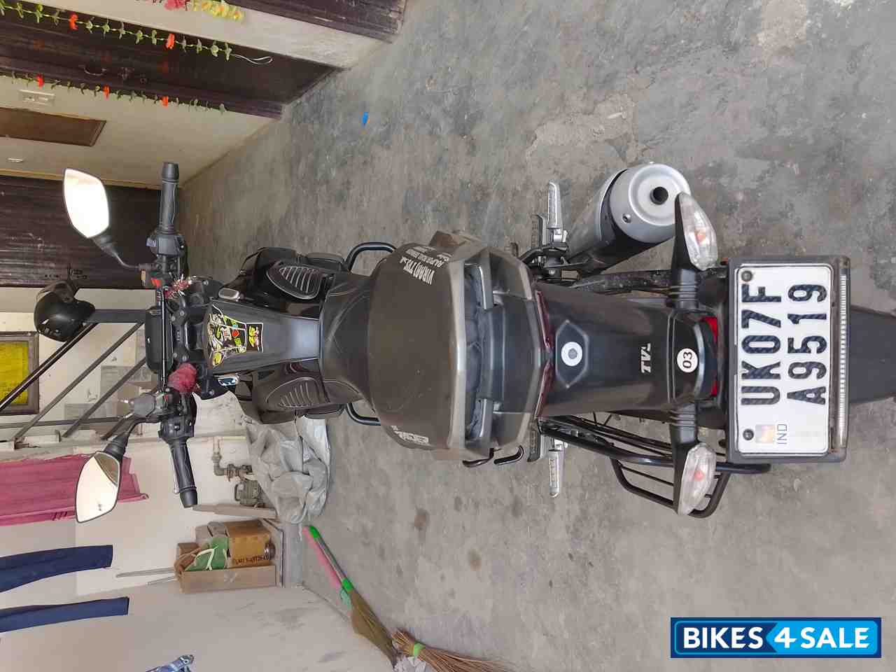 Black TVS Raider 125