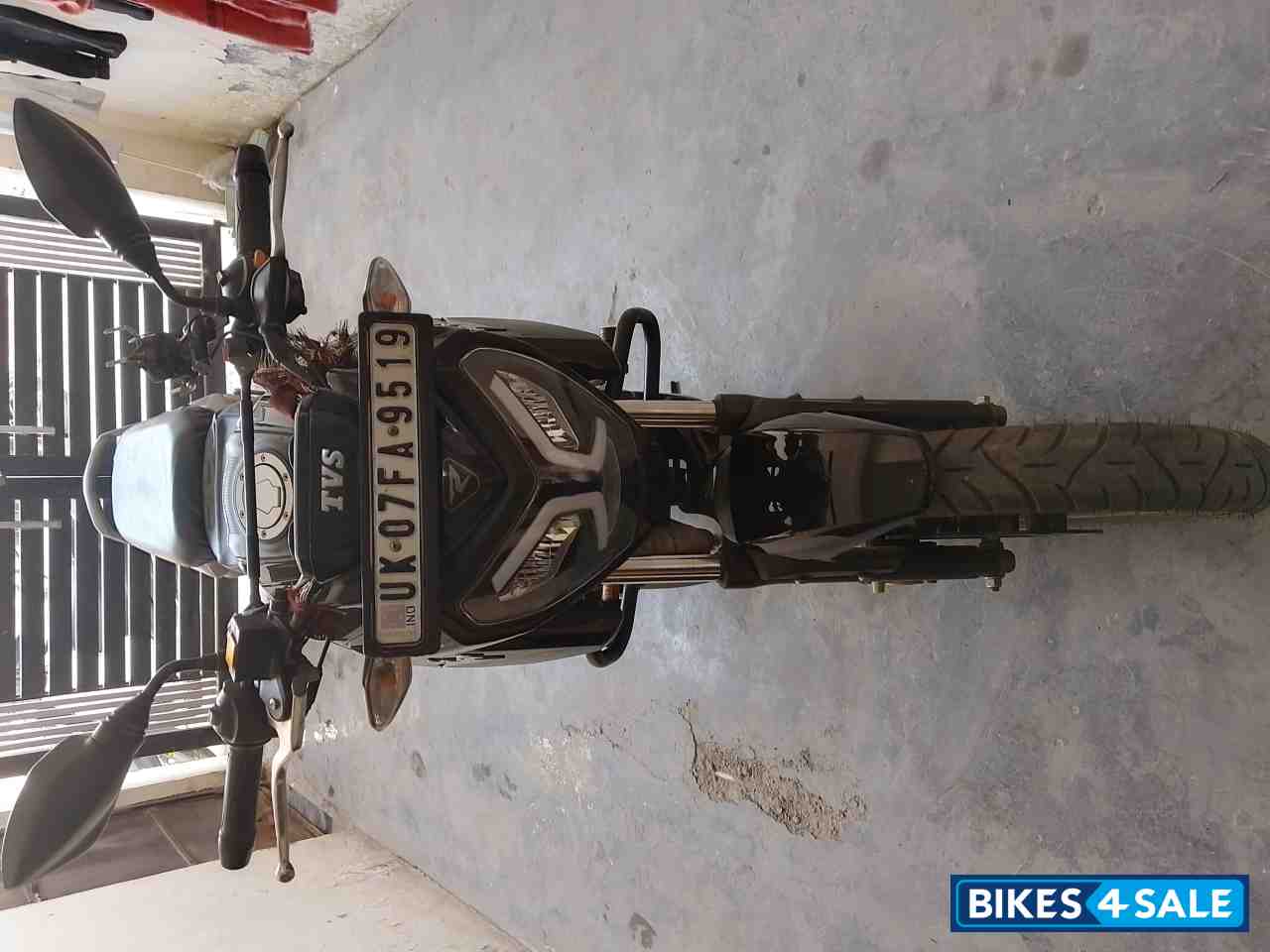 Black TVS Raider 125