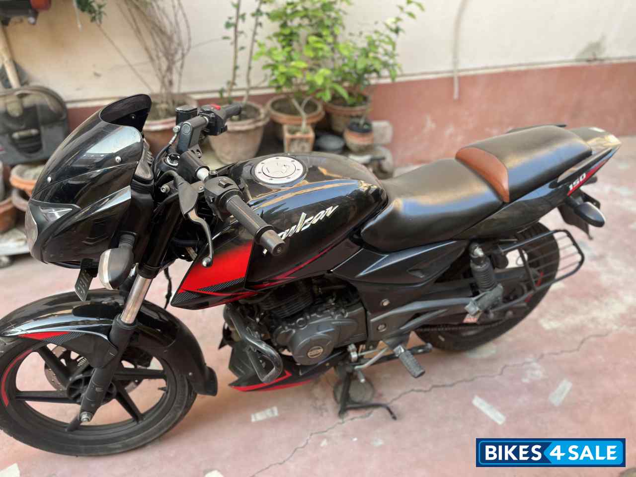 Black Bajaj Pulsar 150 Twin Disc BS6 Black Bajaj Pulsar 150 Twin Disc BS6
