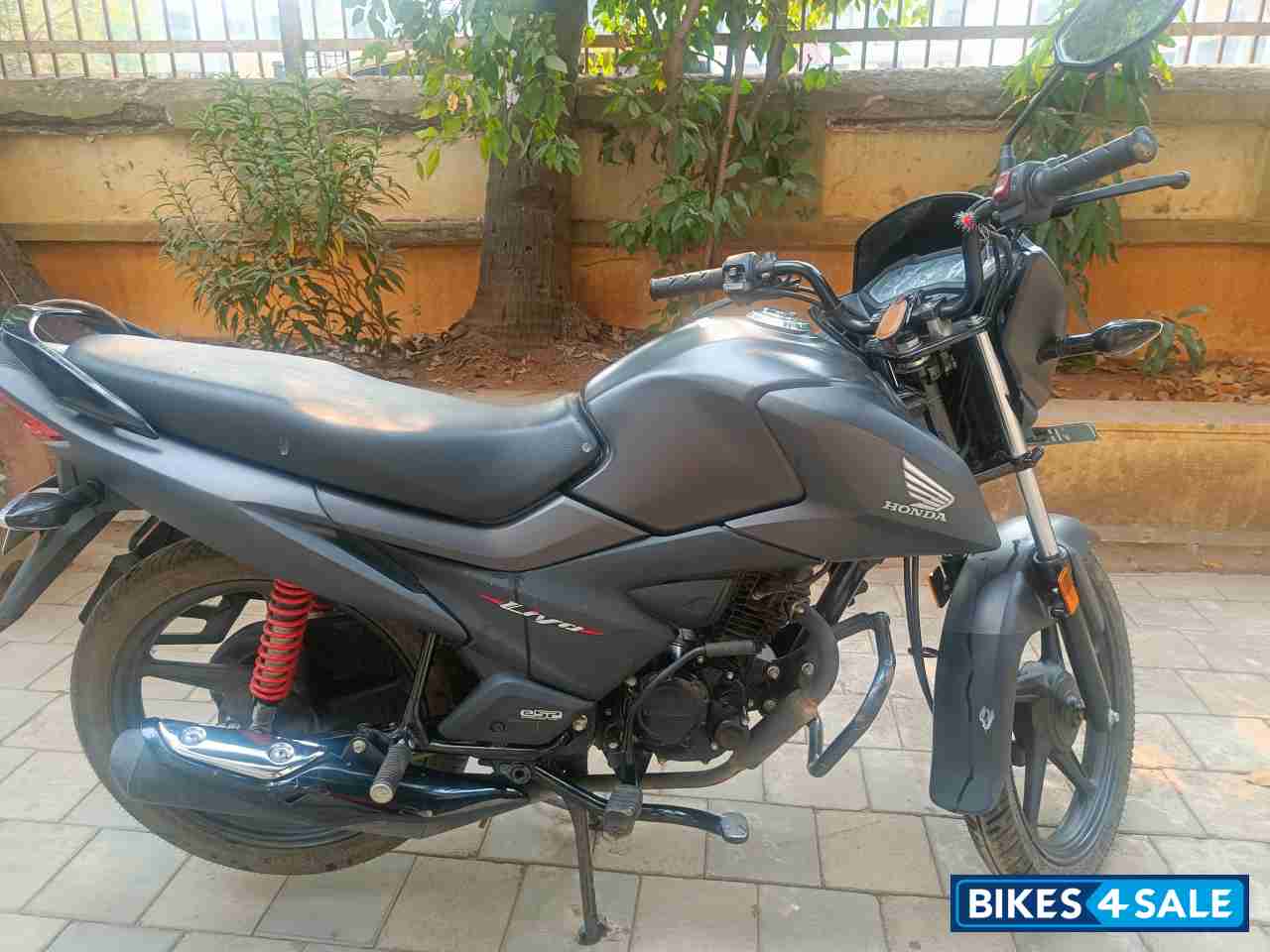 Gray Honda Livo BS6