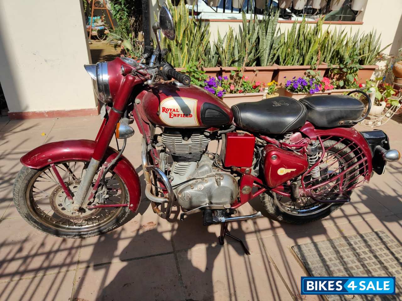 Maroon Royal Enfield Classic 500 Maroon Royal Enfield Classic 500