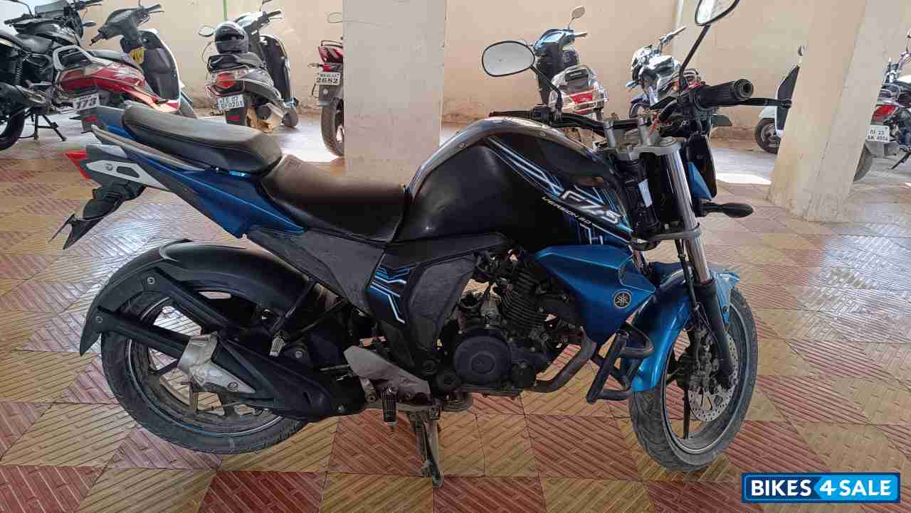 Blue Yamaha FZ-S FI V2