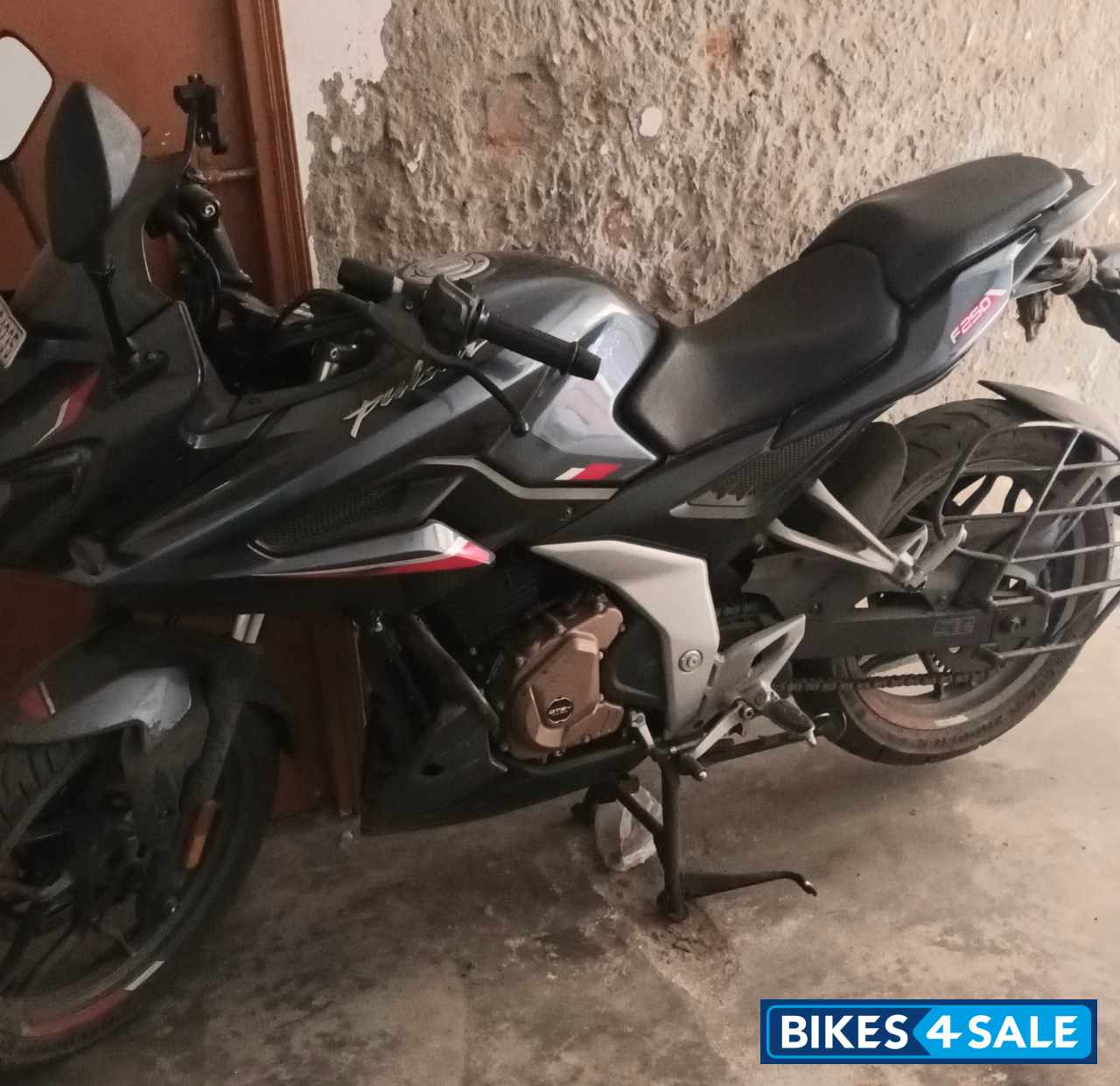 Metalic Black Bajaj Pulsar F250