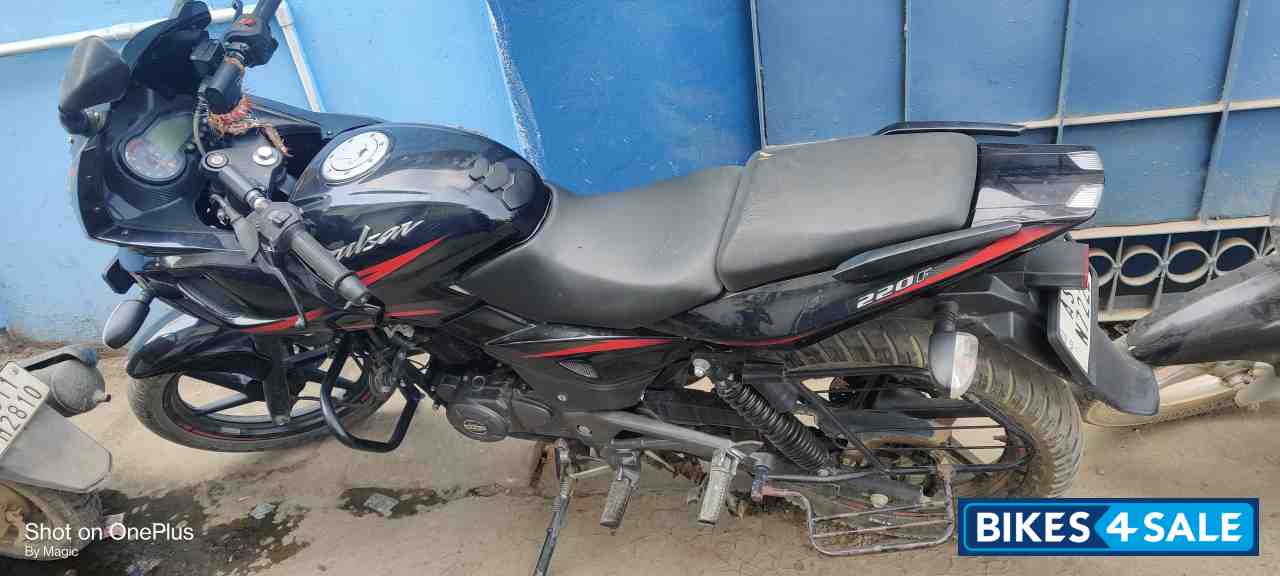 Black Red Bajaj Pulsar 220F