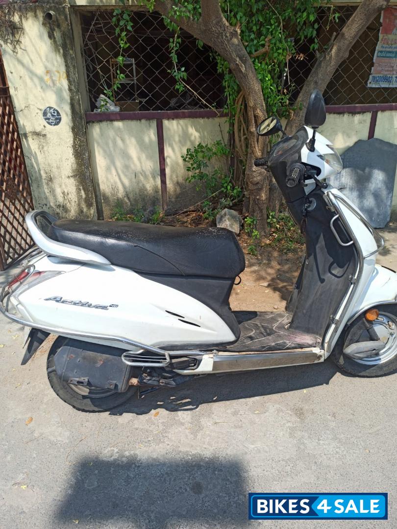 White Honda Activa 4G