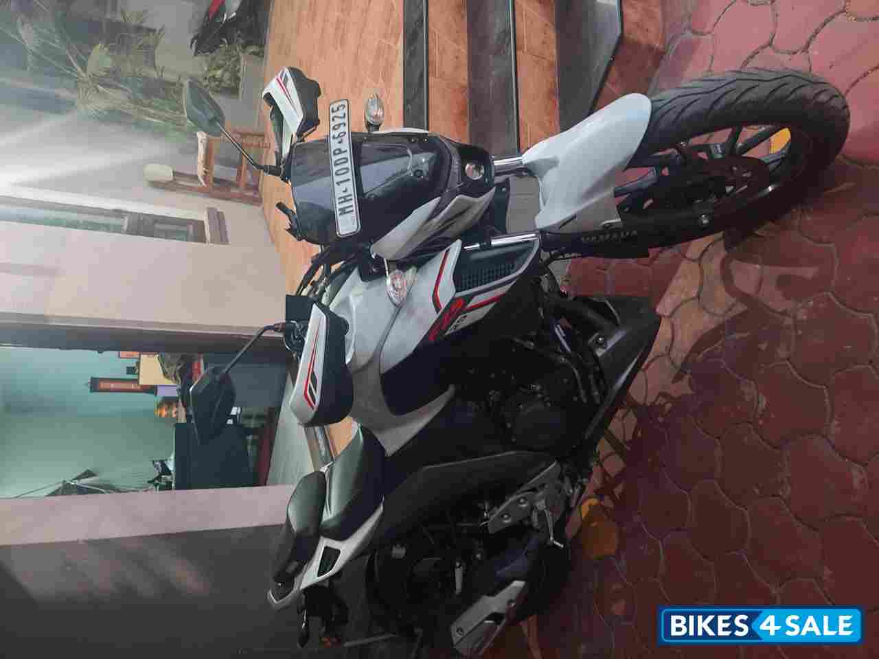 White Yamaha FZS 25