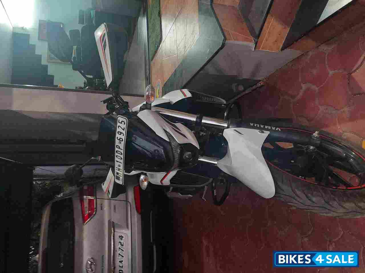 White Yamaha FZS 25 White Yamaha FZS 25