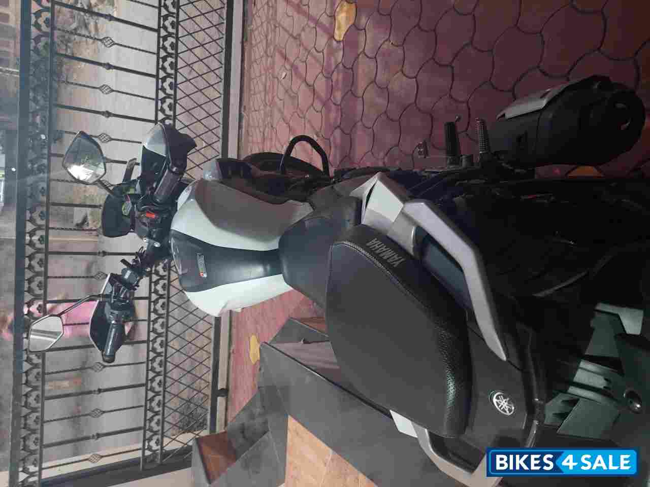 White Yamaha FZS 25 White Yamaha FZS 25