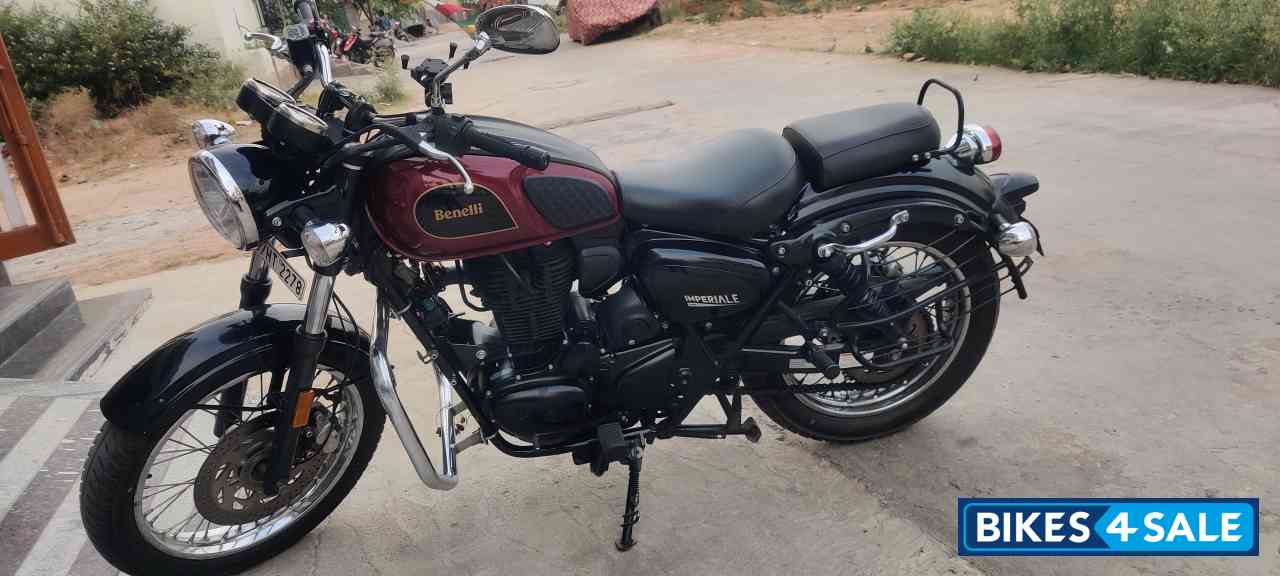 Red Benelli Imperiale 400 BS6
