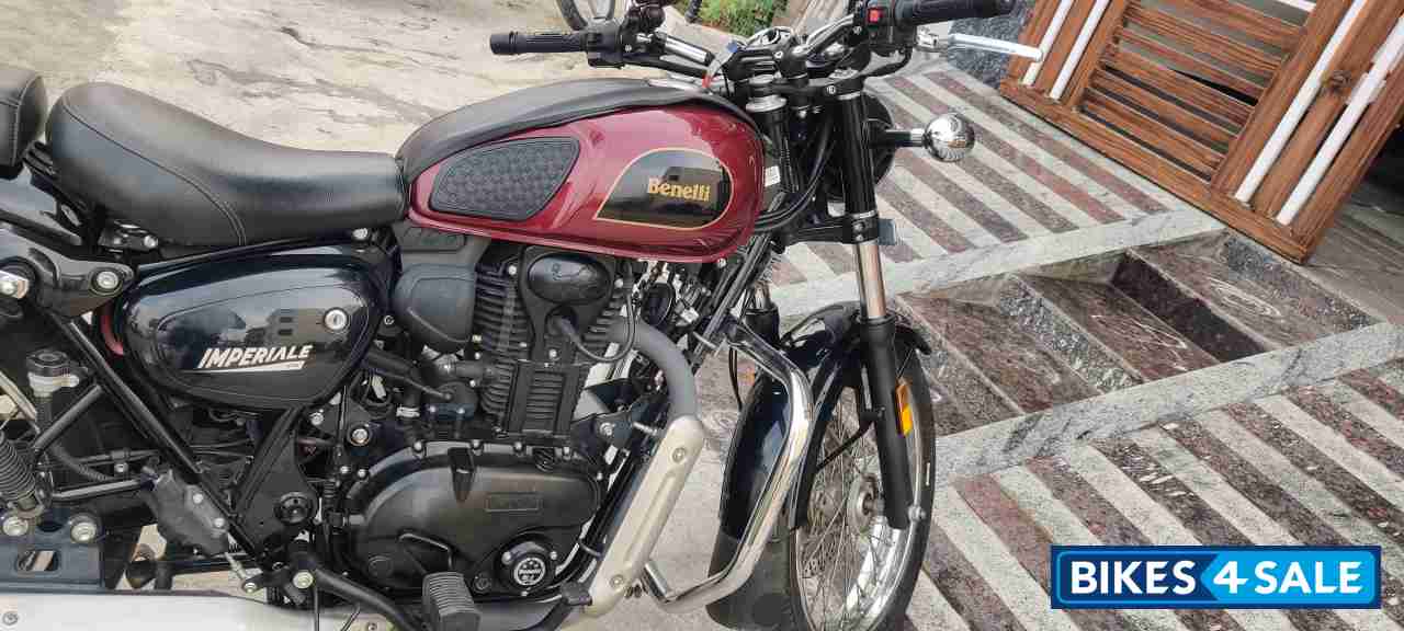 Red Benelli Imperiale 400 BS6