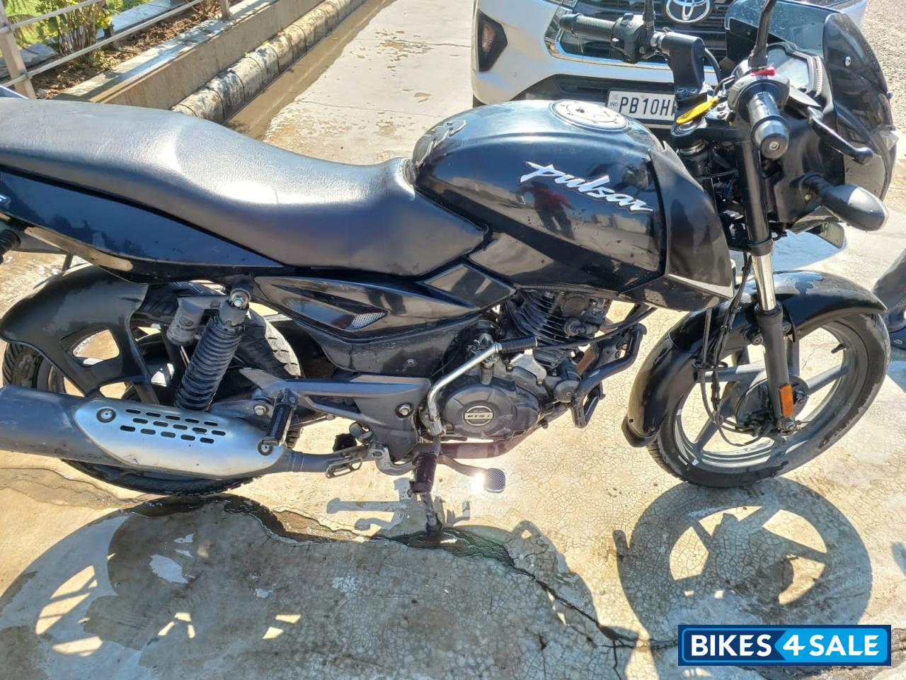 Black Bajaj Pulsar 125