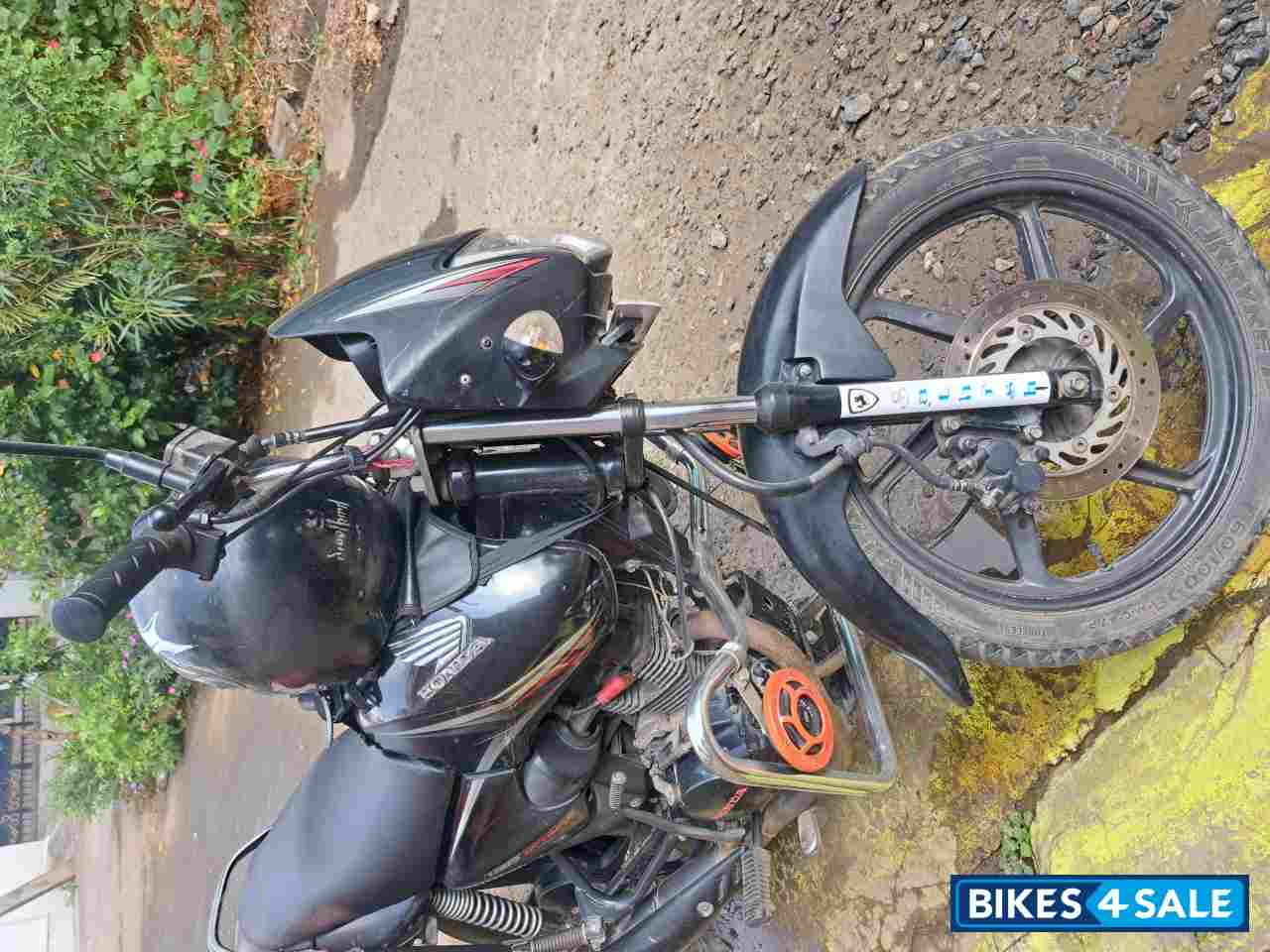 Black Honda CB Shine