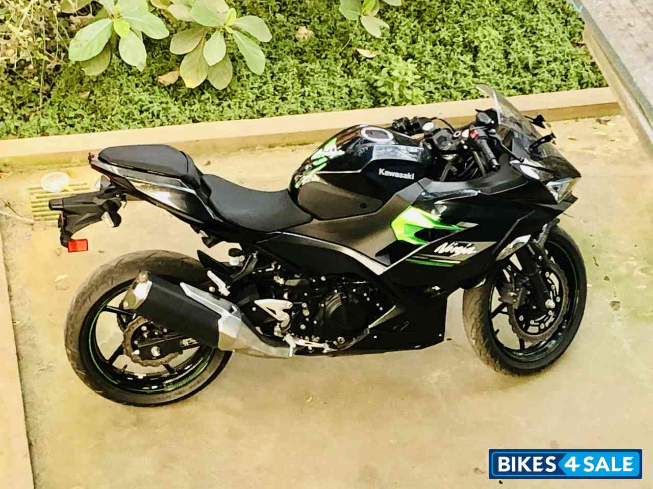 Carbon Grey Kawasaki Ninja 400 BS6 2023