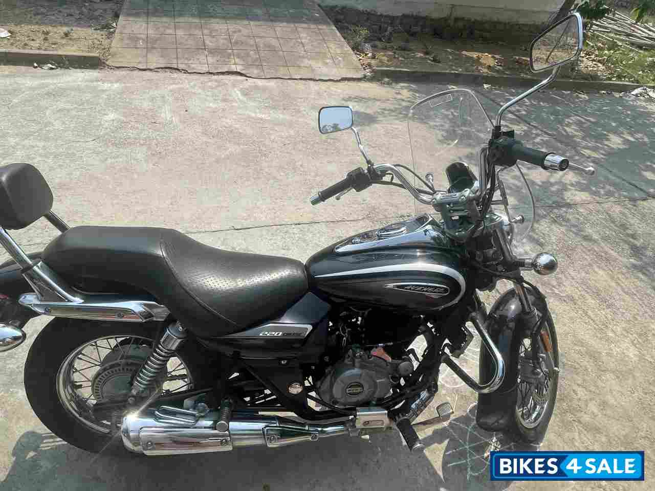 Black Bajaj Avenger Cruise 220