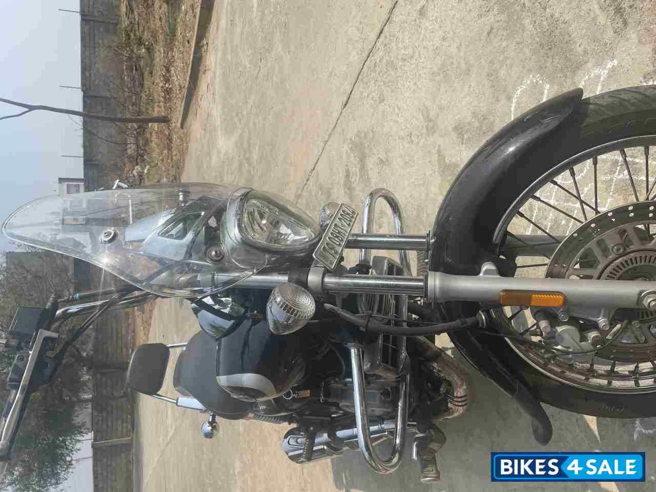 Black Bajaj Avenger Cruise 220 Black Bajaj Avenger Cruise 220