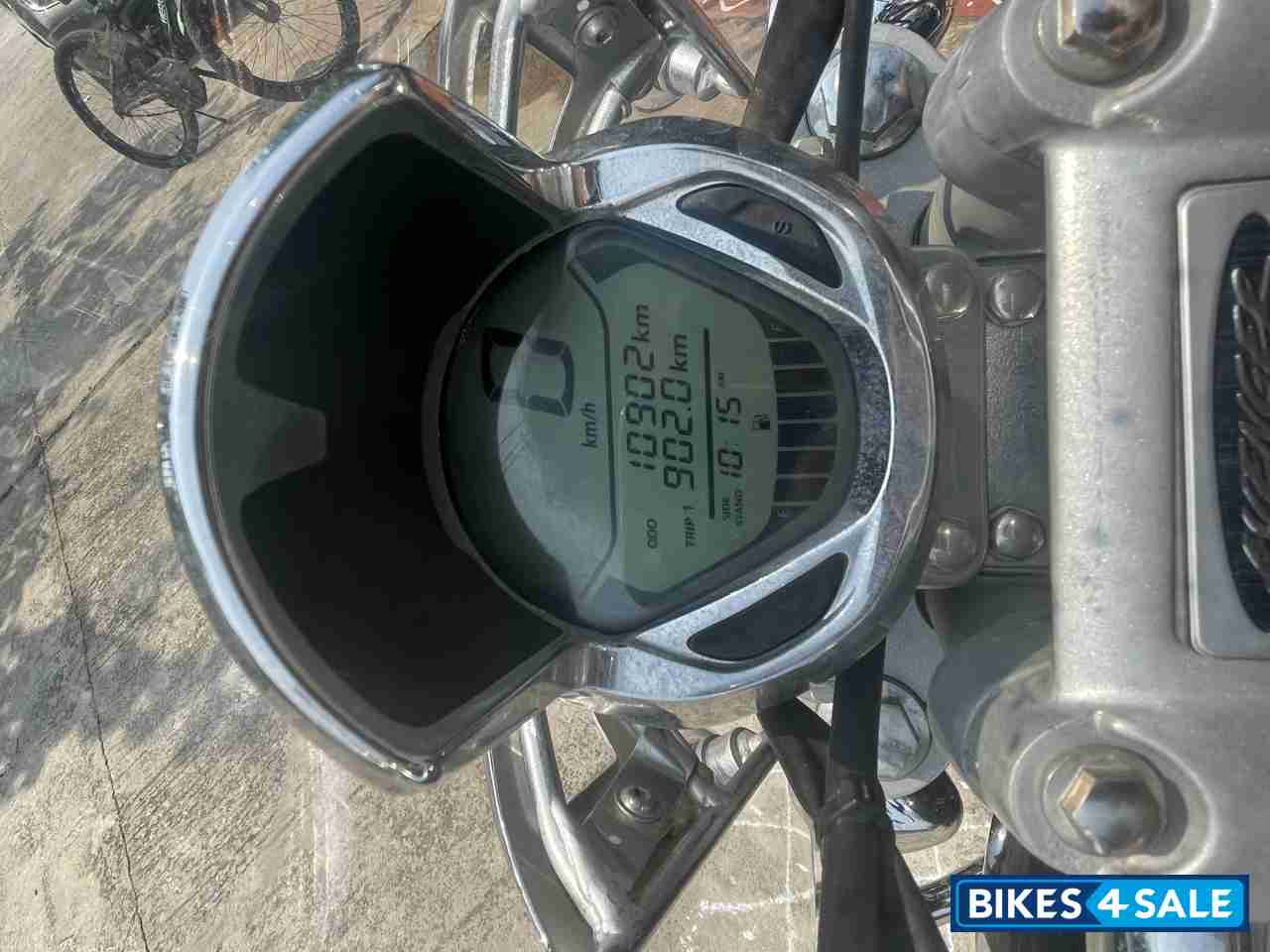 Black Bajaj Avenger Cruise 220 Black Bajaj Avenger Cruise 220