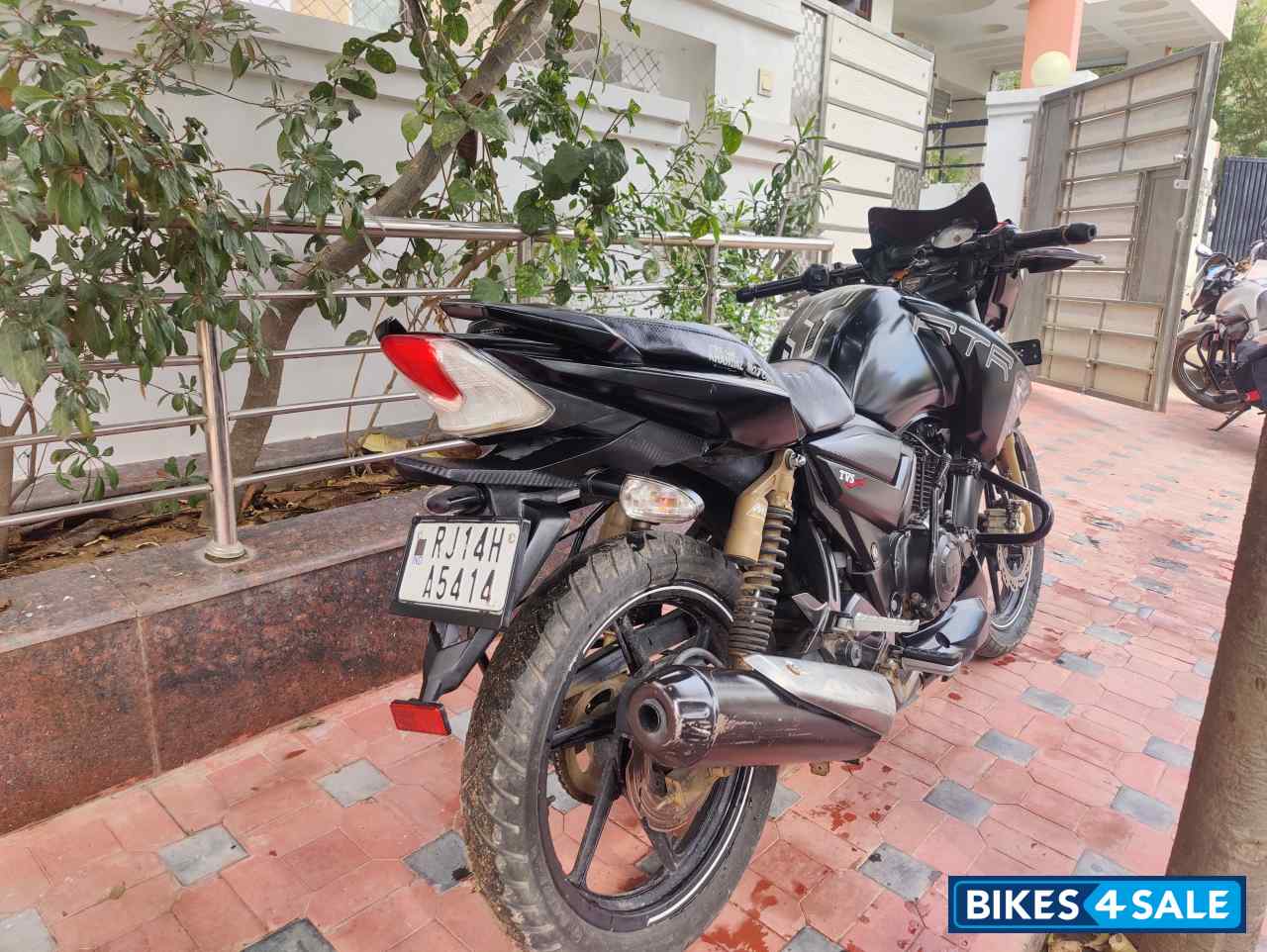 Matt Black TVS Apache RTR 180 ABS