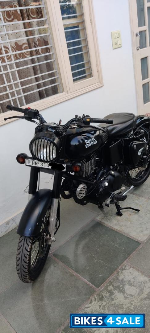 Stealth Black Royal Enfield Classic 500