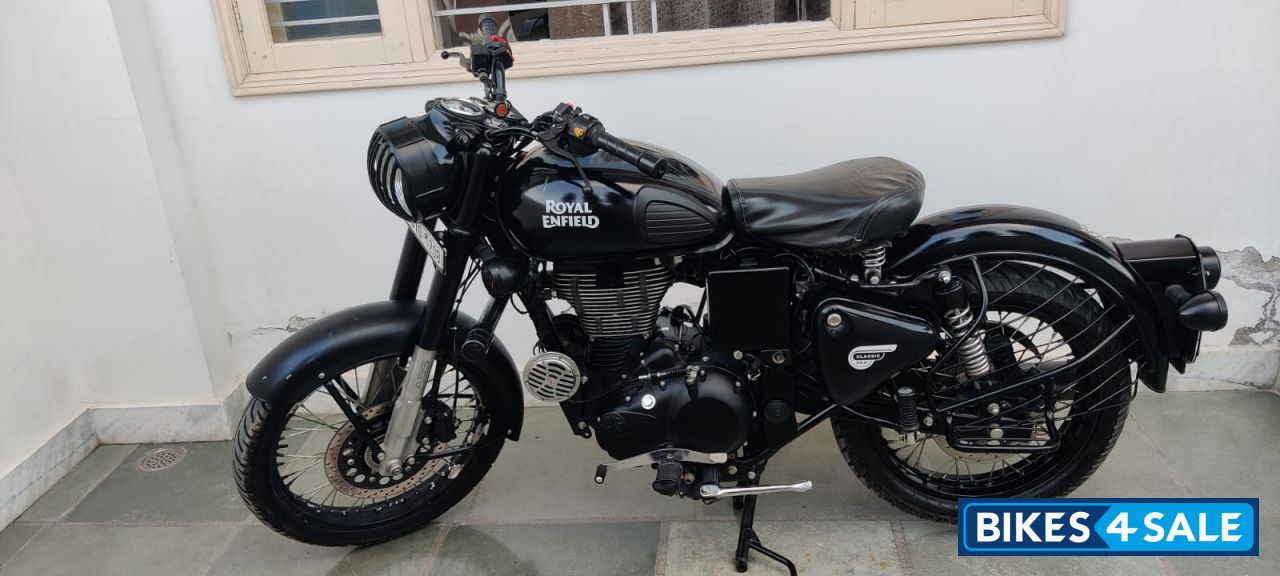 Stealth Black Royal Enfield Classic 500