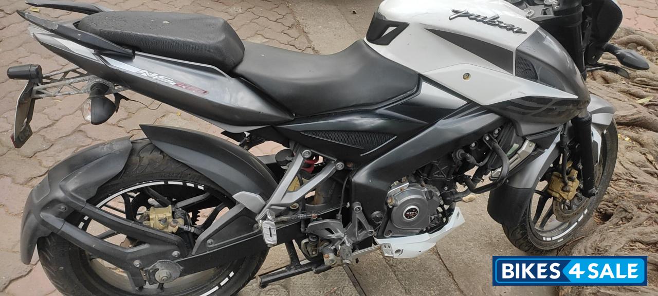 White Bajaj Pulsar NS200
