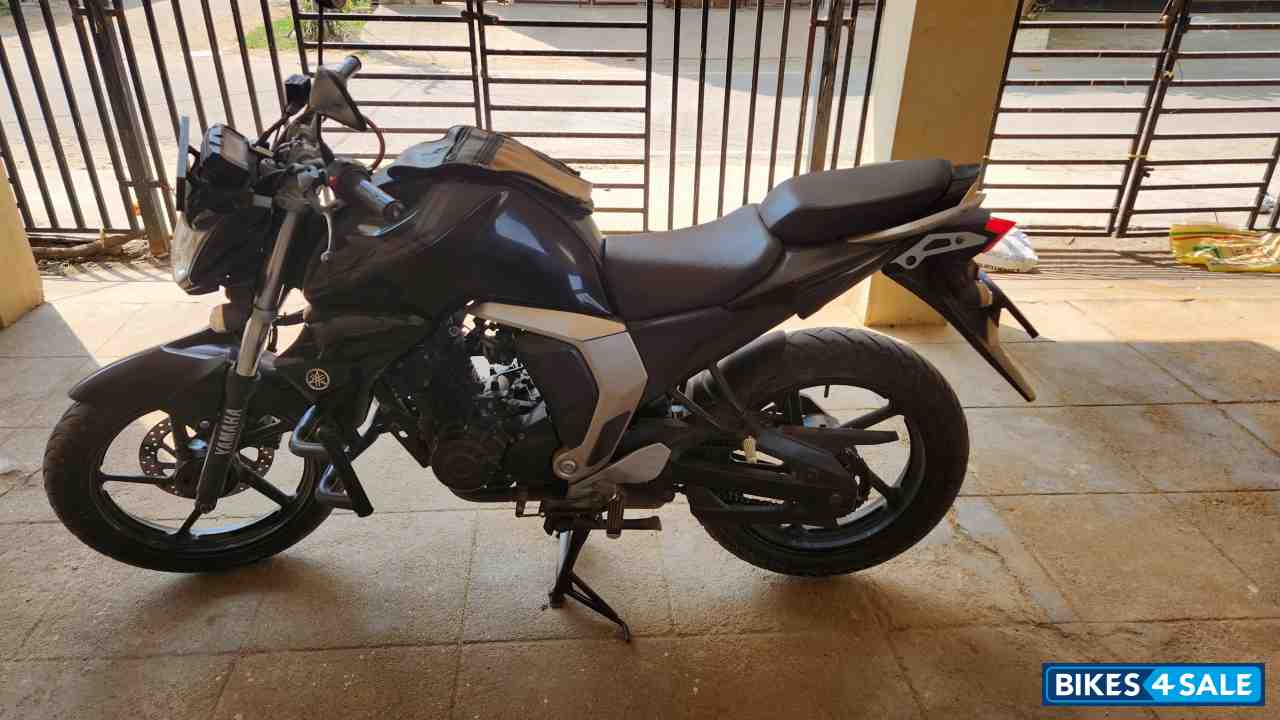 Black Yamaha FZ FI V2