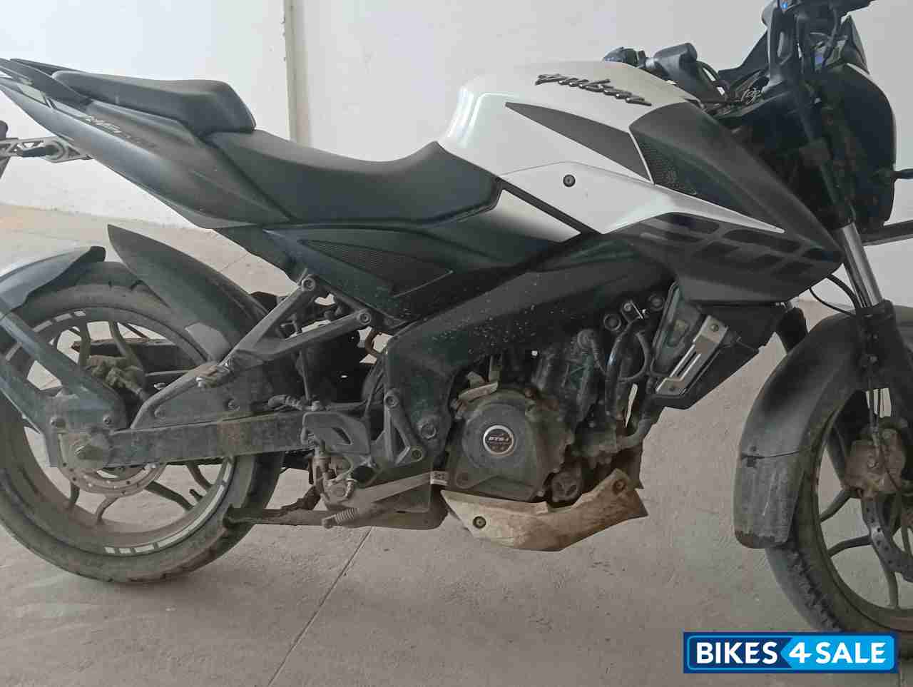 White&black Bajaj Pulsar 200 NS White&black Bajaj Pulsar 200 NS