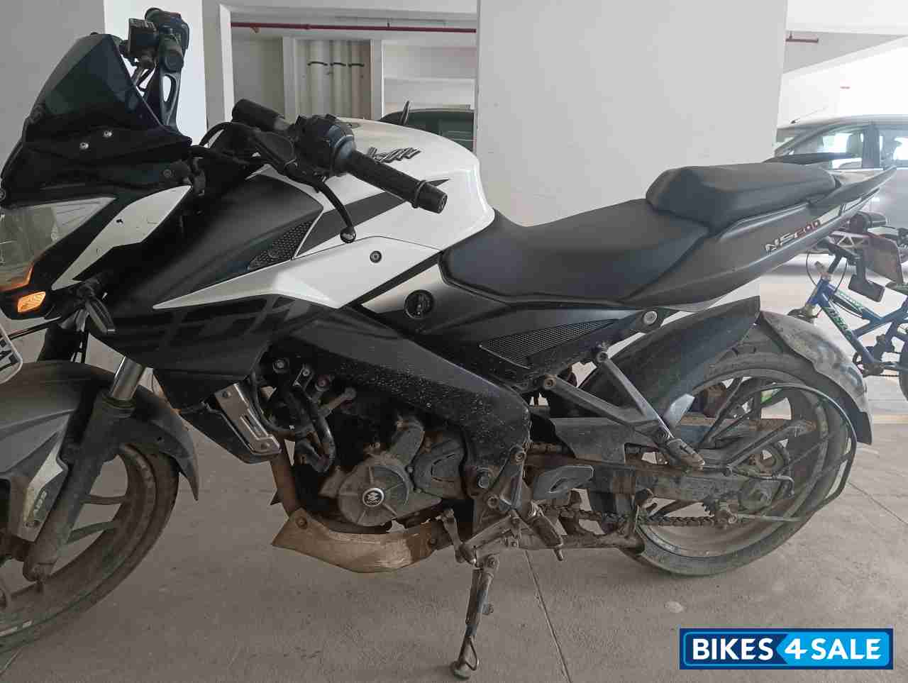 White&black Bajaj Pulsar 200 NS White&black Bajaj Pulsar 200 NS