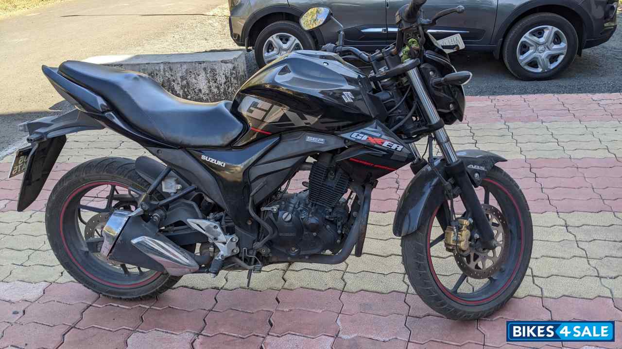 Black Suzuki Gixxer BS6