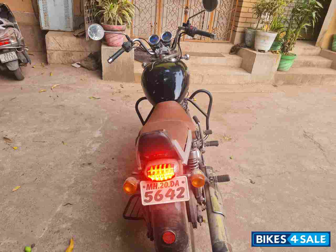 Black Royal Enfield Thunderbird 350