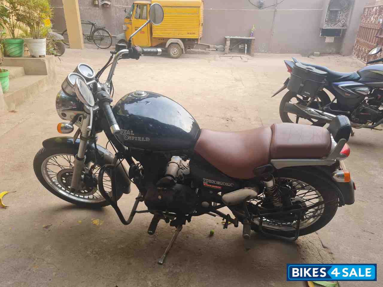 Black Royal Enfield Thunderbird 350