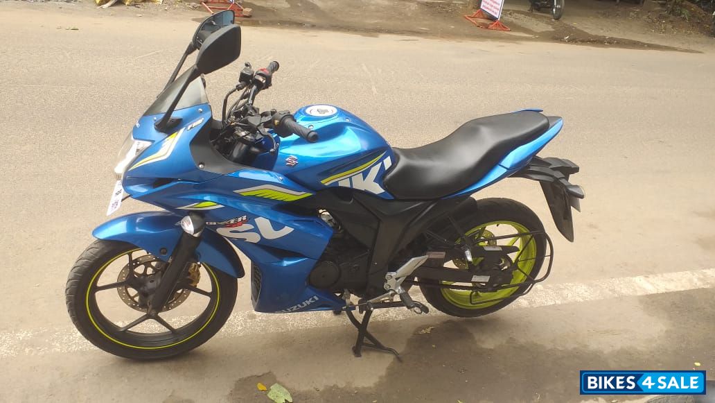 Blue Suzuki Gixxer SF Fi