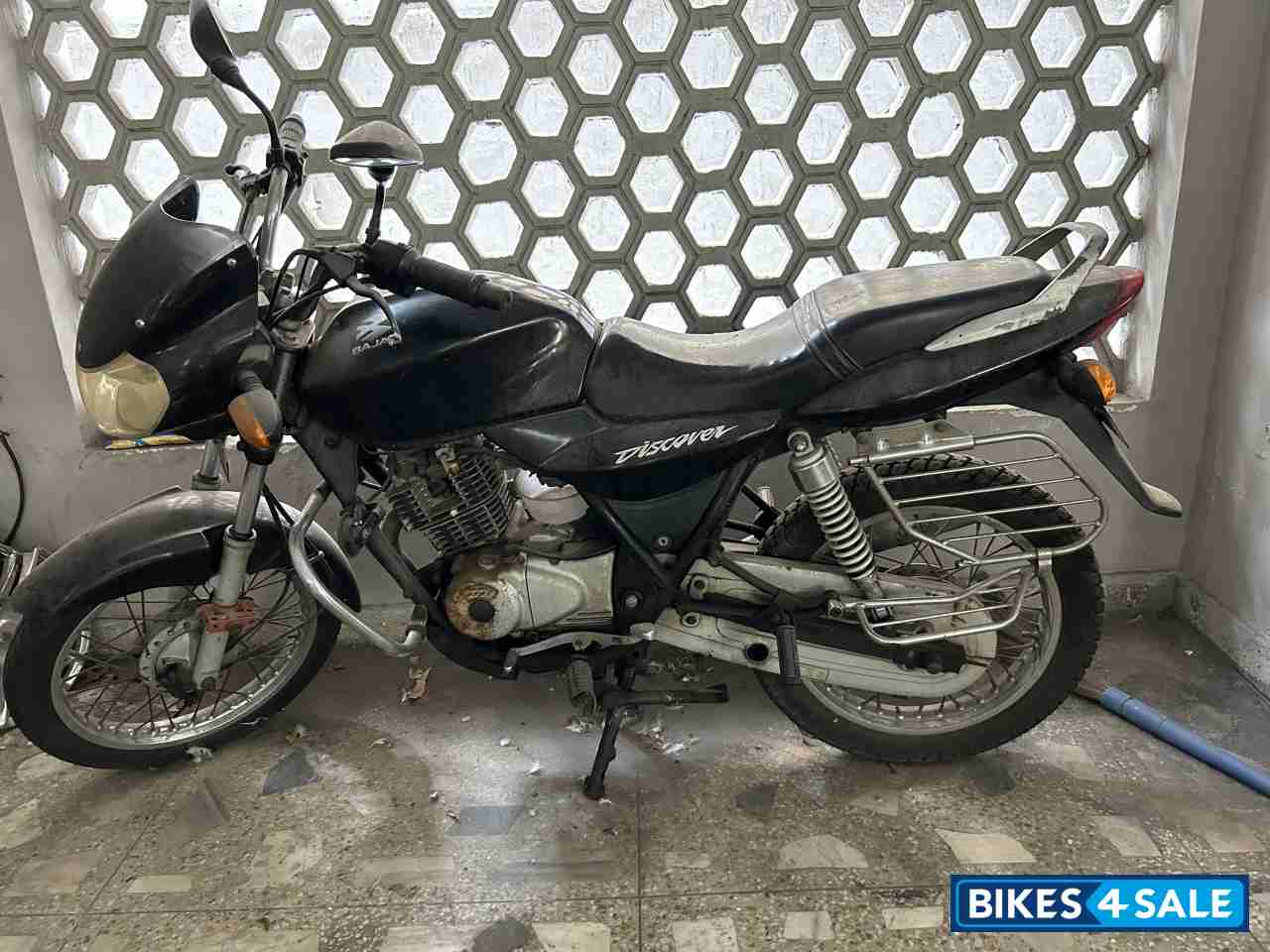 Black Bajaj Discover 125