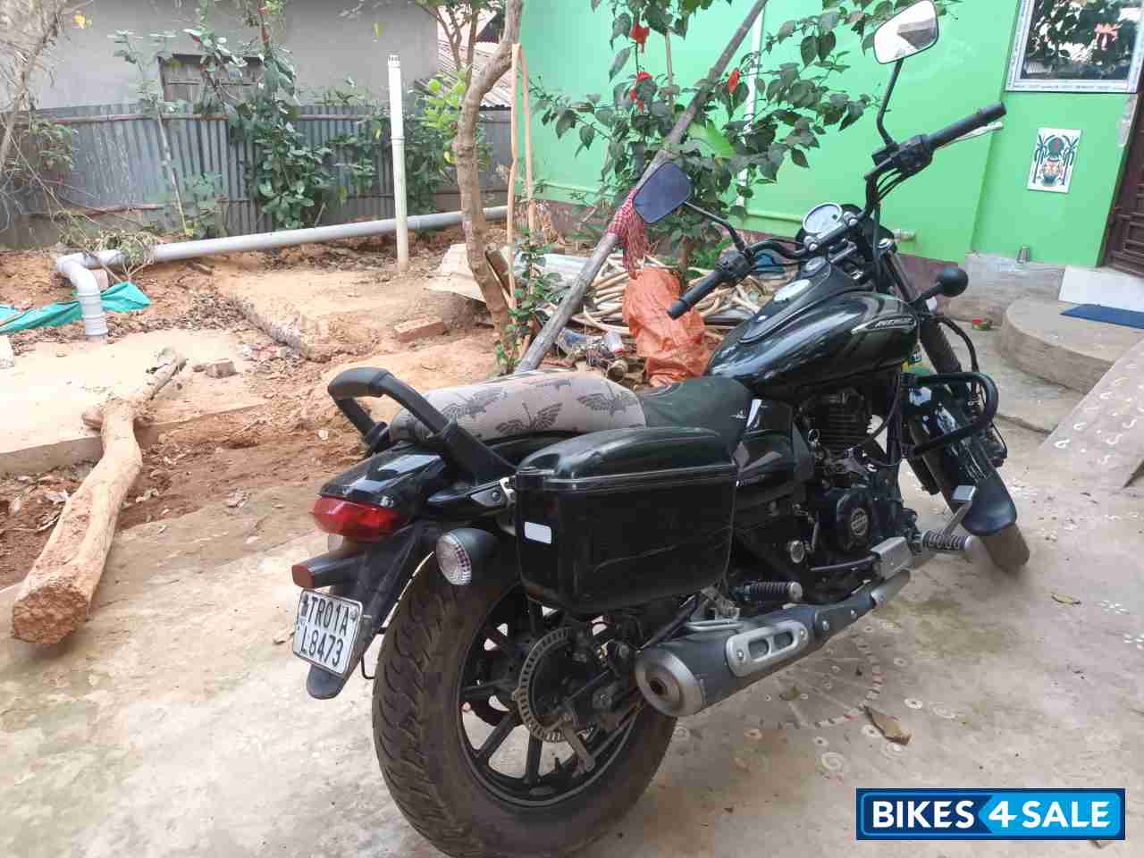 Ebony Black Met Bajaj Avenger Street 160