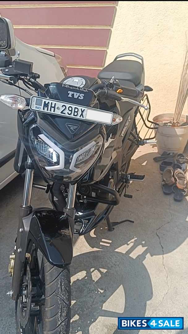 Black TVS Raider 125