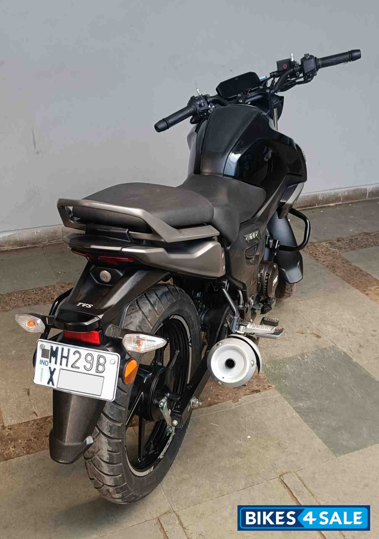 Black TVS Raider 125