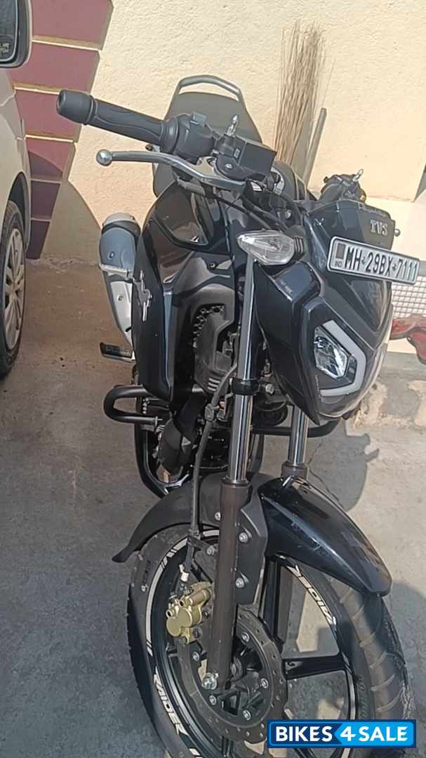 Black TVS Raider 125