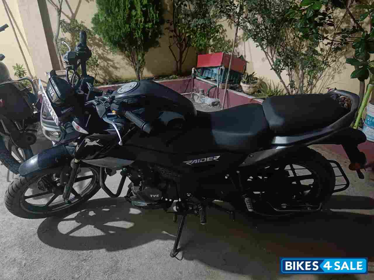 Black TVS Raider 125