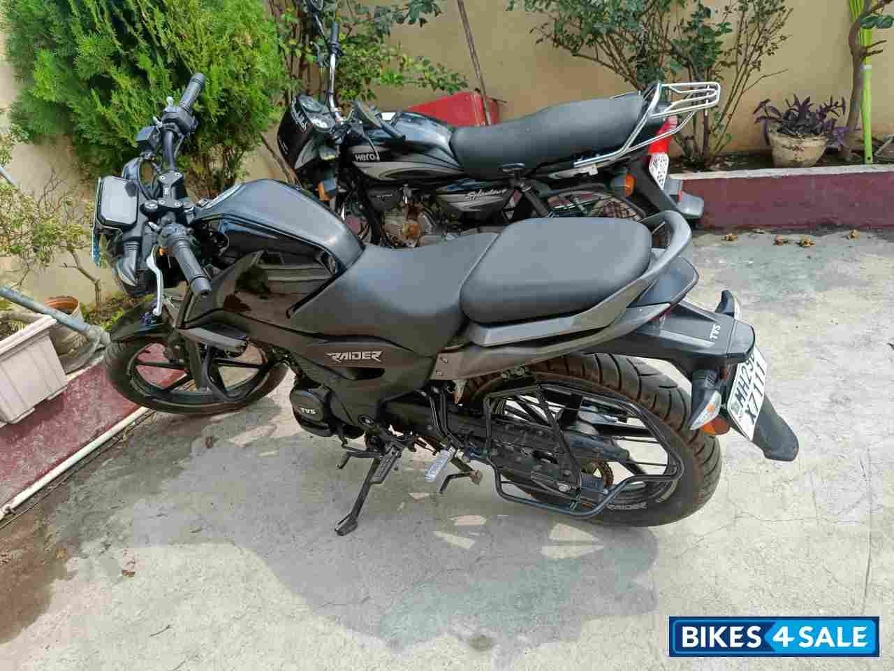 Black TVS Raider 125