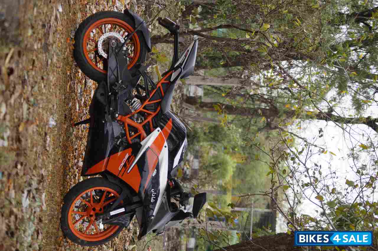 Black KTM RC 200