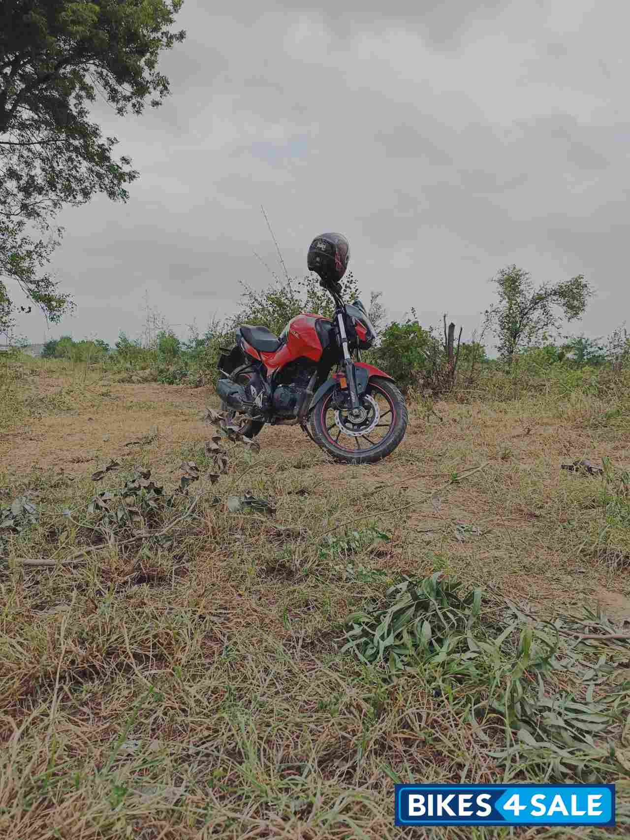 Red & Black Hero Xtreme 160R 100 Million Edition