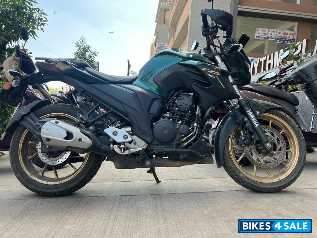 Glossy Green Yamaha FZS 25 2022
