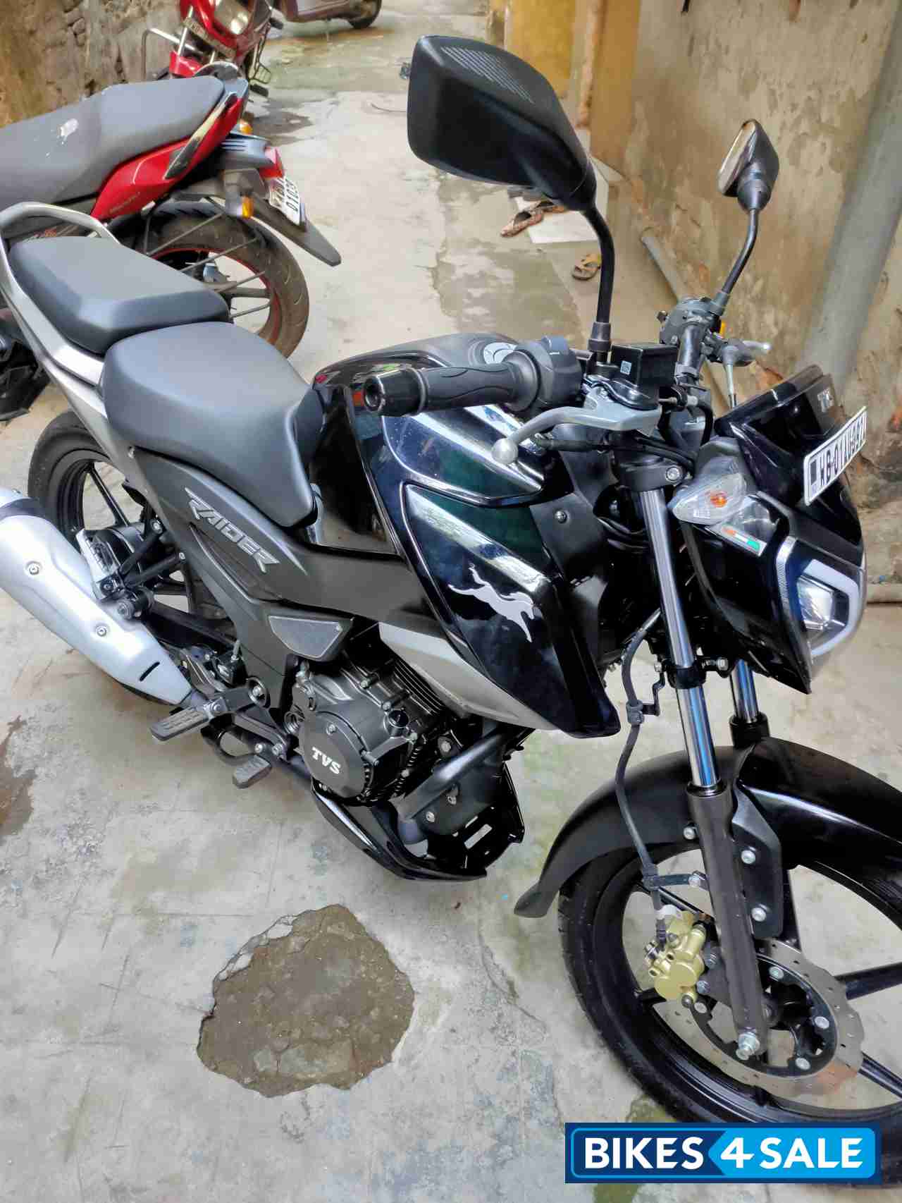 Wicked Black TVS Raider 125