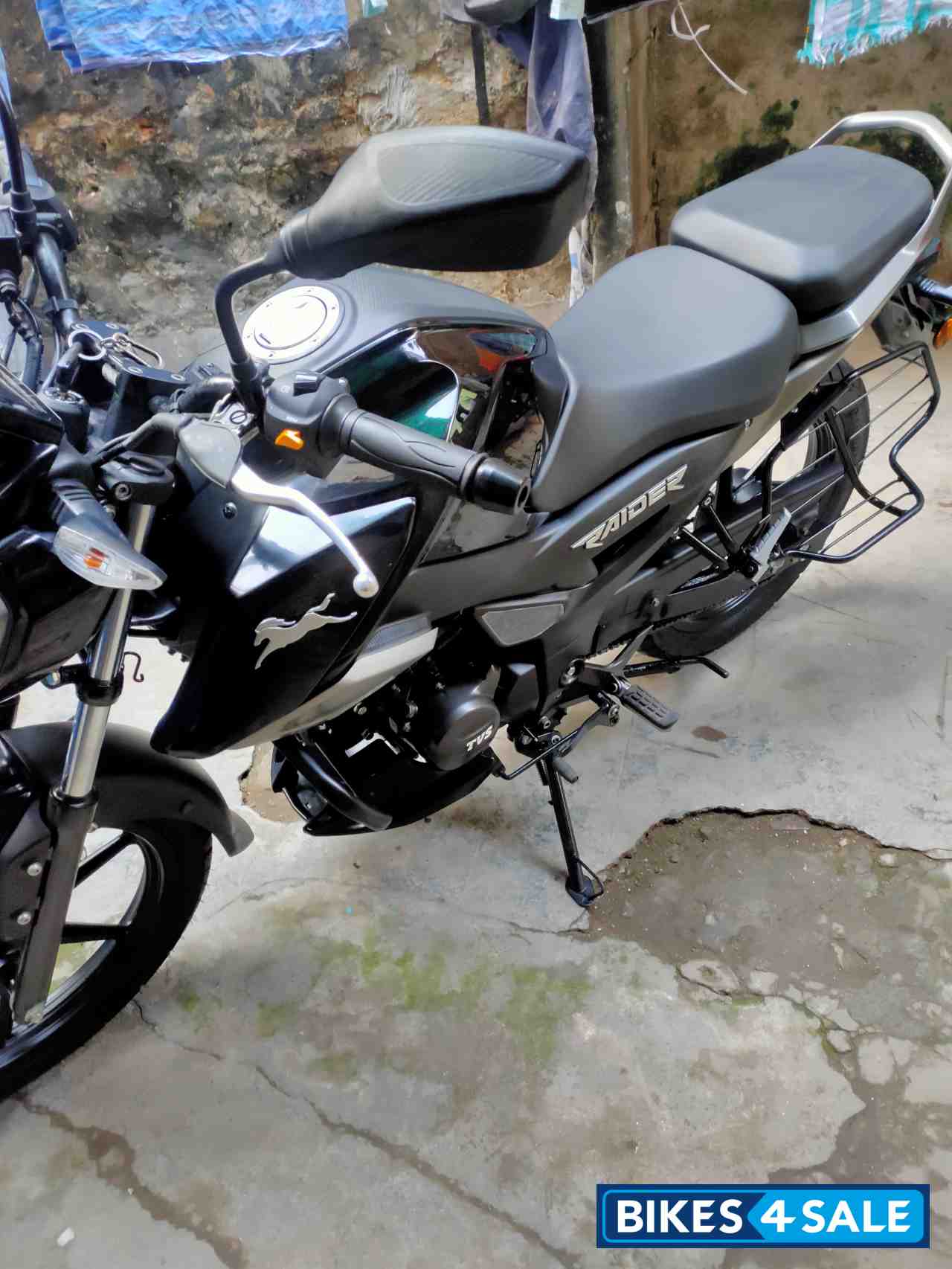 Wicked Black TVS Raider 125