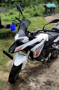 White Benelli TRK 251