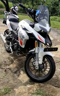 White Benelli TRK 251