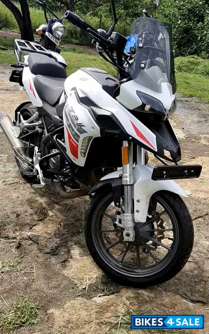 White Benelli TRK 251 White Benelli TRK 251