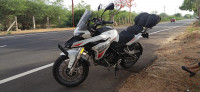 White Benelli TRK 251